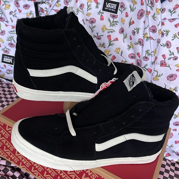 Vans Men’s Sk8-Hi
Cozy Hug Black
VN0A7Q5NBLK
Sneakers - Picture 11 of 16